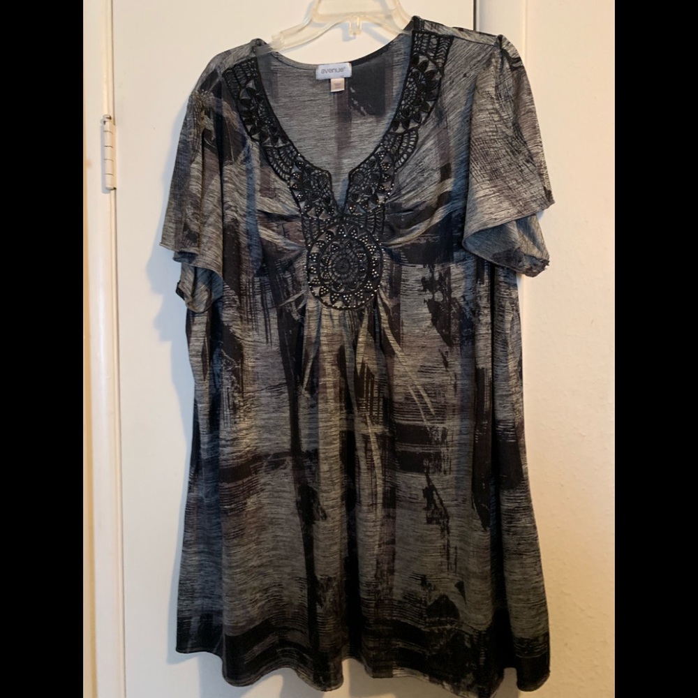 Very cute top with bling extra long Avenue 22-24